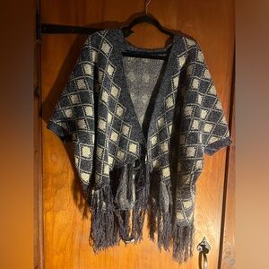 Poncho with short sleeves and fringe no brand on the larger size one size
